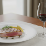 découvrez comment choisir le vin rouge parfait à accompagner avec du poisson, sans faire d'erreur, pour sublimer vos repas et ravir vos papilles.