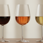 découvrez comment analyser la robe du vin pour apprécier pleinement ses arômes et saveurs grâce à notre guide complet pour mieux déguster.